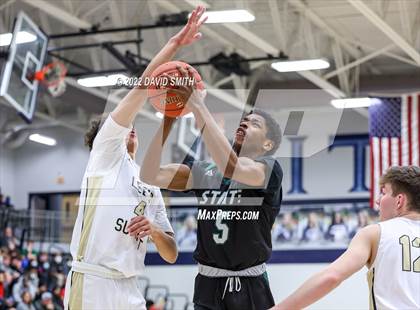 Thumbnail 3 in Lee's Summit vs Lawrence Free State - 810 Varsity Showcase photogallery.