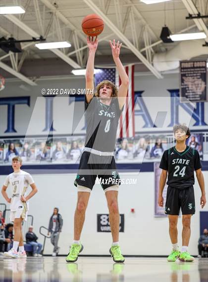 Thumbnail 2 in Lee's Summit vs Lawrence Free State - 810 Varsity Showcase photogallery.