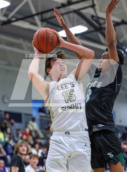Thumbnail 3 in Lee's Summit vs Lawrence Free State - 810 Varsity Showcase photogallery.