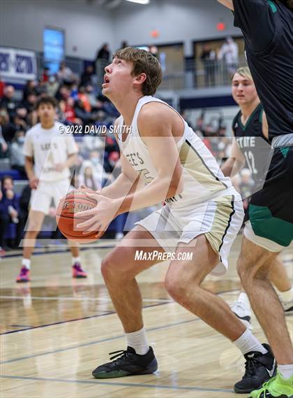 Thumbnail 3 in Lee's Summit vs Lawrence Free State - 810 Varsity Showcase photogallery.