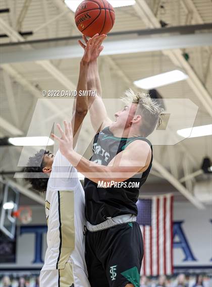 Thumbnail 1 in Lee's Summit vs Lawrence Free State - 810 Varsity Showcase photogallery.