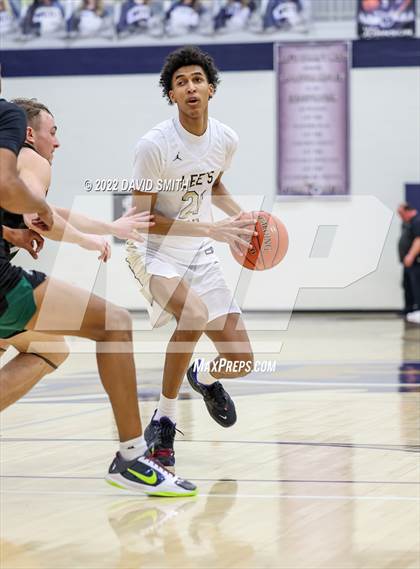 Thumbnail 1 in Lee's Summit vs Lawrence Free State - 810 Varsity Showcase photogallery.