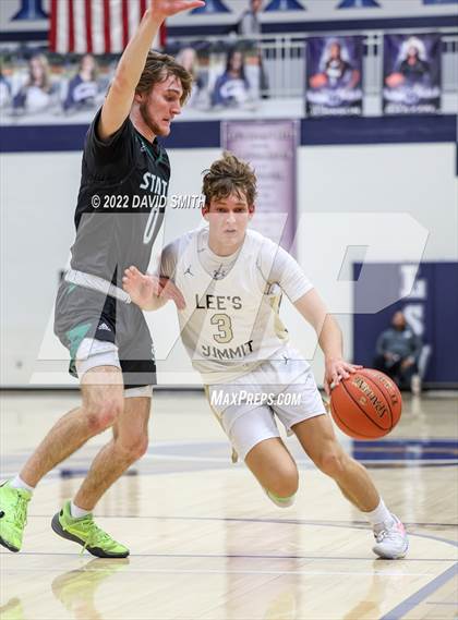 Thumbnail 1 in Lee's Summit vs Lawrence Free State - 810 Varsity Showcase photogallery.