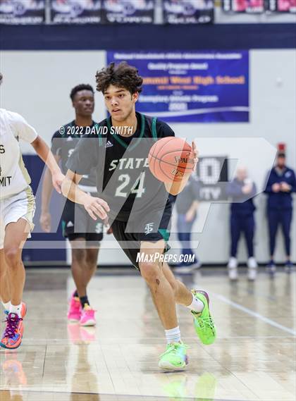Thumbnail 2 in Lee's Summit vs Lawrence Free State - 810 Varsity Showcase photogallery.