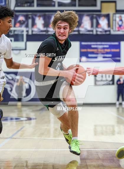 Thumbnail 1 in Lee's Summit vs Lawrence Free State - 810 Varsity Showcase photogallery.