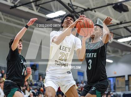 Thumbnail 2 in Lee's Summit vs Lawrence Free State - 810 Varsity Showcase photogallery.