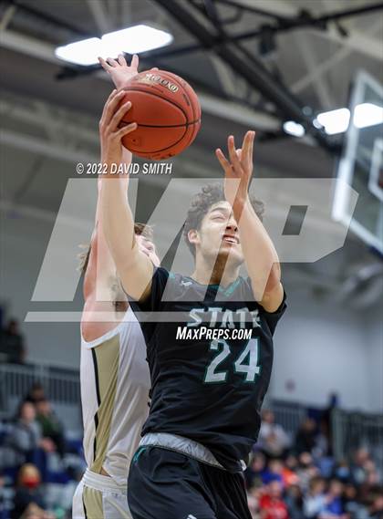 Thumbnail 2 in Lee's Summit vs Lawrence Free State - 810 Varsity Showcase photogallery.