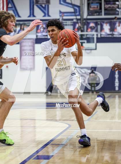 Thumbnail 1 in Lee's Summit vs Lawrence Free State - 810 Varsity Showcase photogallery.