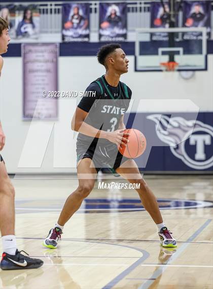 Thumbnail 1 in Lee's Summit vs Lawrence Free State - 810 Varsity Showcase photogallery.