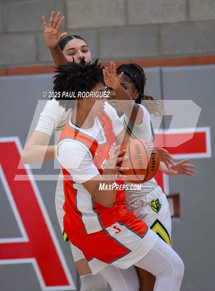 Thumbnail 2 in Saint Joseph vs Ontario Christian (Mater Dei Play 4 Kay Showcase) photogallery.