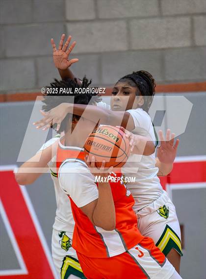 Thumbnail 1 in Saint Joseph vs Ontario Christian (Mater Dei Play 4 Kay Showcase) photogallery.