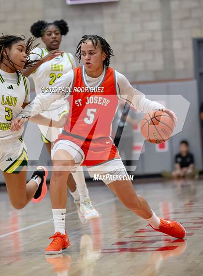 Thumbnail 2 in Saint Joseph vs Ontario Christian (Mater Dei Play 4 Kay Showcase) photogallery.