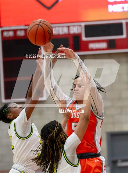 Thumbnail 1 in Saint Joseph vs Ontario Christian (Mater Dei Play 4 Kay Showcase) photogallery.