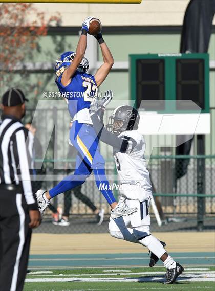 Thumbnail 2 in Serra vs. Sierra Canyon (CIF State 2A Final) photogallery.