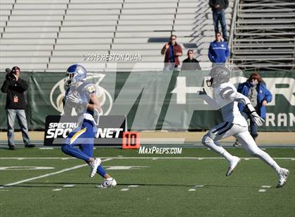 Thumbnail 1 in Serra vs. Sierra Canyon (CIF State 2A Final) photogallery.