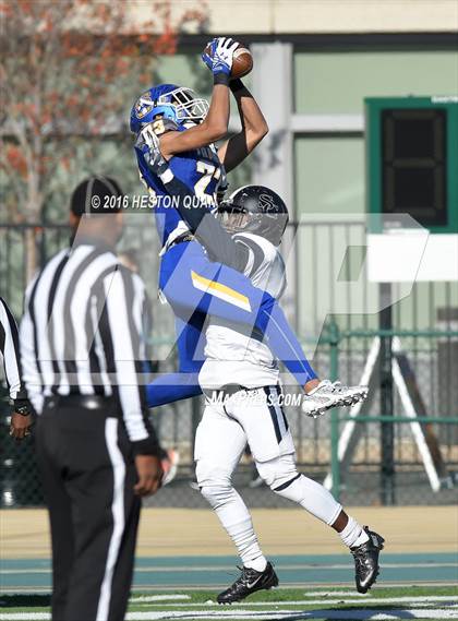 Thumbnail 3 in Serra vs. Sierra Canyon (CIF State 2A Final) photogallery.