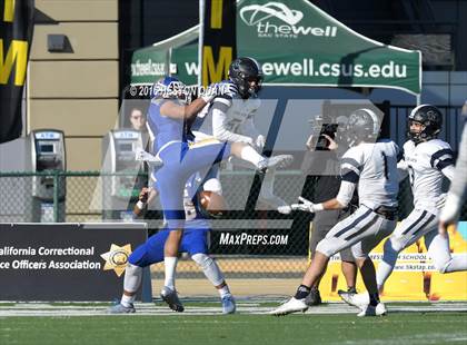 Thumbnail 3 in Serra vs. Sierra Canyon (CIF State 2A Final) photogallery.