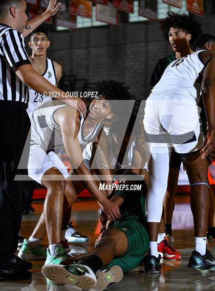 Thumbnail 3 in St. John Bosco vs. Long Beach Poly (Mater Dei Extravaganza) photogallery.
