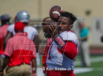 Thumbnail 3 in St. John's vs. Central Catholic (Western Pennsylvania Legends Football Classic) photogallery.