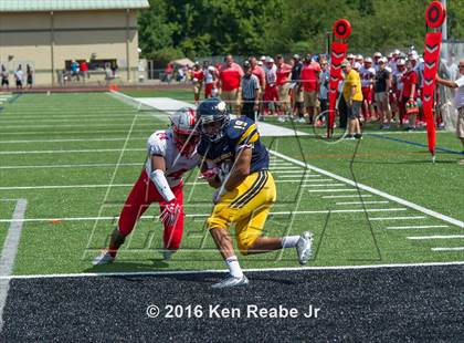 Thumbnail 1 in St. John's vs. Central Catholic (Western Pennsylvania Legends Football Classic) photogallery.