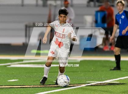 Thumbnail 3 in Gonzales @ La Vernia (UIL 4A Bi-District Playoffs) photogallery.