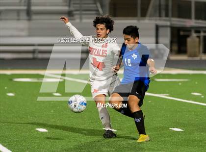 Thumbnail 2 in Gonzales @ La Vernia (UIL 4A Bi-District Playoffs) photogallery.