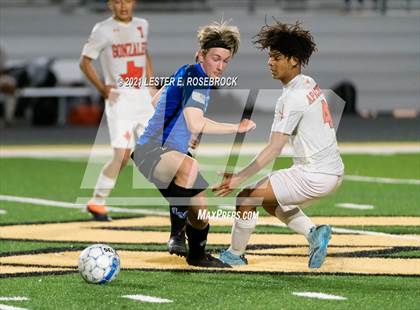 Thumbnail 3 in Gonzales @ La Vernia (UIL 4A Bi-District Playoffs) photogallery.