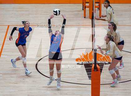 Thumbnail 3 in Silver Creek vs. Tri-West Hendricks (IHSAA 3A Semi-state semi-final) photogallery.
