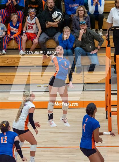 Thumbnail 2 in Silver Creek vs. Tri-West Hendricks (IHSAA 3A Semi-state semi-final) photogallery.