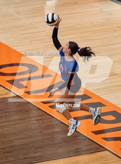 Thumbnail 2 in Silver Creek vs. Tri-West Hendricks (IHSAA 3A Semi-state semi-final) photogallery.