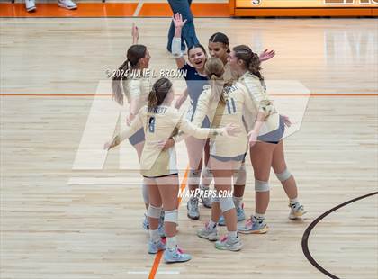 Thumbnail 2 in Silver Creek vs. Tri-West Hendricks (IHSAA 3A Semi-state semi-final) photogallery.