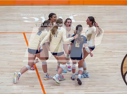 Thumbnail 3 in Silver Creek vs. Tri-West Hendricks (IHSAA 3A Semi-state semi-final) photogallery.