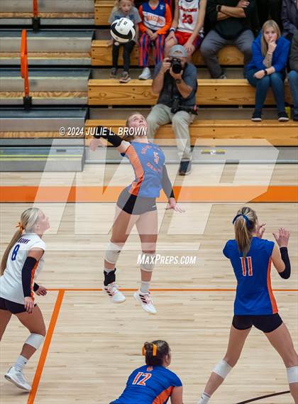 Thumbnail 1 in Silver Creek vs. Tri-West Hendricks (IHSAA 3A Semi-state semi-final) photogallery.