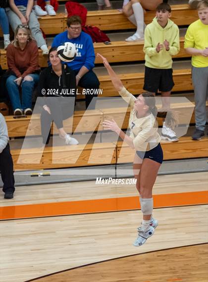 Thumbnail 2 in Silver Creek vs. Tri-West Hendricks (IHSAA 3A Semi-state semi-final) photogallery.