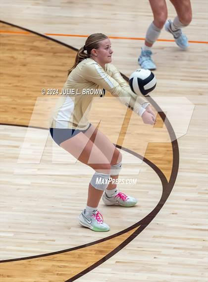 Thumbnail 1 in Silver Creek vs. Tri-West Hendricks (IHSAA 3A Semi-state semi-final) photogallery.