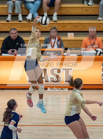 Thumbnail 1 in Silver Creek vs. Tri-West Hendricks (IHSAA 3A Semi-state semi-final) photogallery.