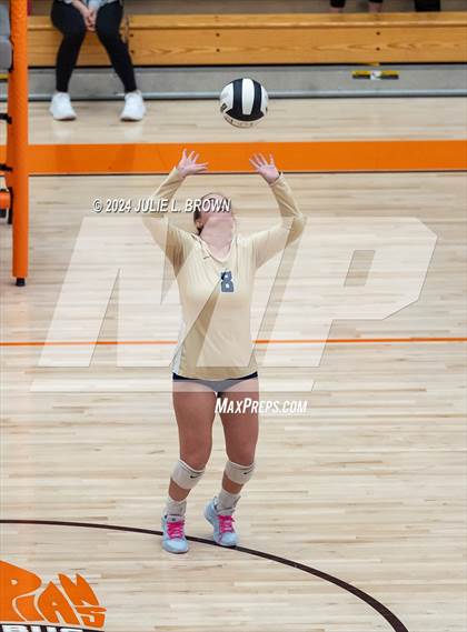 Thumbnail 2 in Silver Creek vs. Tri-West Hendricks (IHSAA 3A Semi-state semi-final) photogallery.