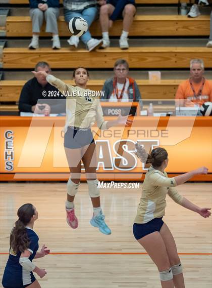 Thumbnail 3 in Silver Creek vs. Tri-West Hendricks (IHSAA 3A Semi-state semi-final) photogallery.