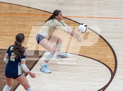 Thumbnail 2 in Silver Creek vs. Tri-West Hendricks (IHSAA 3A Semi-state semi-final) photogallery.