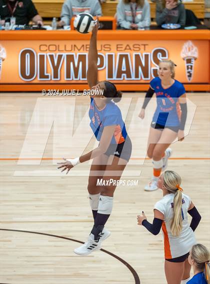 Thumbnail 1 in Silver Creek vs. Tri-West Hendricks (IHSAA 3A Semi-state semi-final) photogallery.