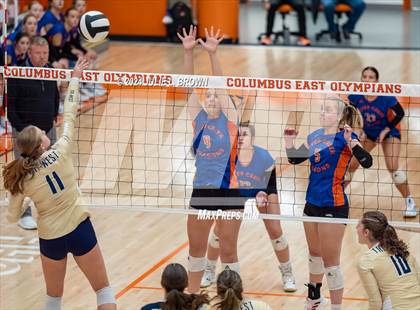 Thumbnail 3 in Silver Creek vs. Tri-West Hendricks (IHSAA 3A Semi-state semi-final) photogallery.