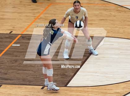 Thumbnail 3 in Silver Creek vs. Tri-West Hendricks (IHSAA 3A Semi-state semi-final) photogallery.