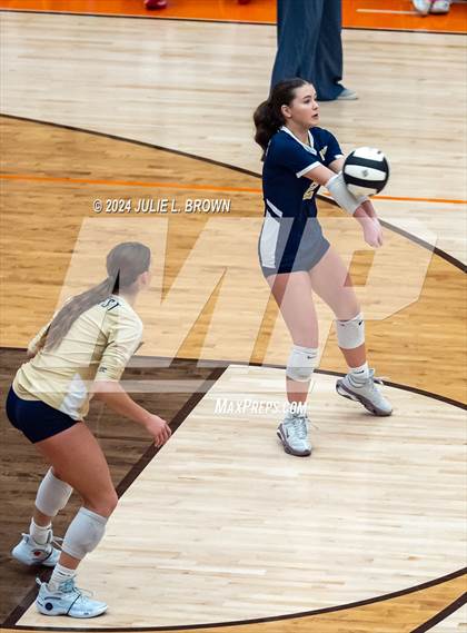 Thumbnail 2 in Silver Creek vs. Tri-West Hendricks (IHSAA 3A Semi-state semi-final) photogallery.