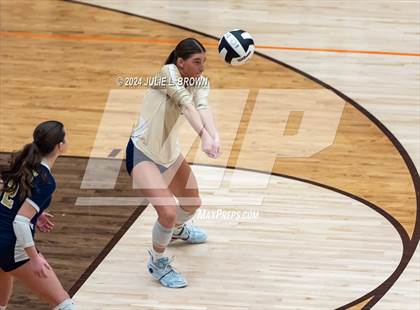 Thumbnail 3 in Silver Creek vs. Tri-West Hendricks (IHSAA 3A Semi-state semi-final) photogallery.