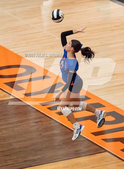 Thumbnail 3 in Silver Creek vs. Tri-West Hendricks (IHSAA 3A Semi-state semi-final) photogallery.