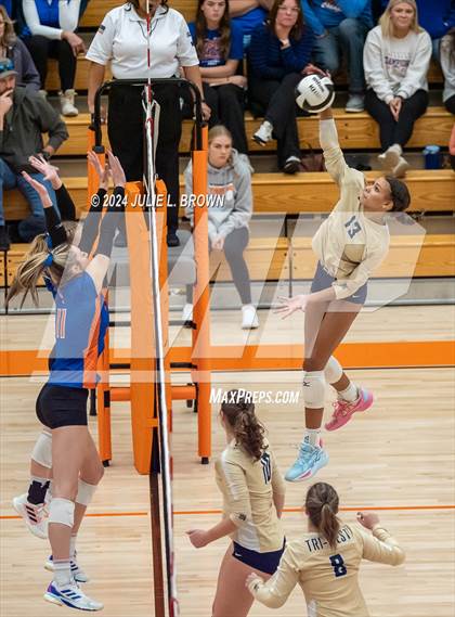 Thumbnail 2 in Silver Creek vs. Tri-West Hendricks (IHSAA 3A Semi-state semi-final) photogallery.
