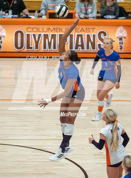 Thumbnail 3 in Silver Creek vs. Tri-West Hendricks (IHSAA 3A Semi-state semi-final) photogallery.