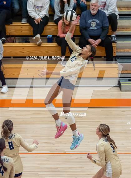 Thumbnail 1 in Silver Creek vs. Tri-West Hendricks (IHSAA 3A Semi-state semi-final) photogallery.