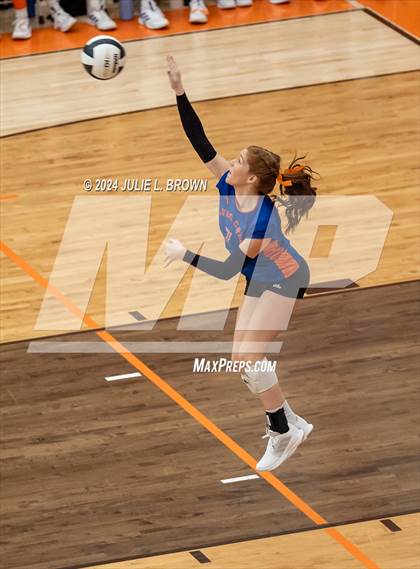 Thumbnail 3 in Silver Creek vs. Tri-West Hendricks (IHSAA 3A Semi-state semi-final) photogallery.