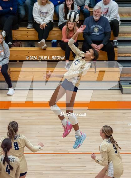 Thumbnail 3 in Silver Creek vs. Tri-West Hendricks (IHSAA 3A Semi-state semi-final) photogallery.